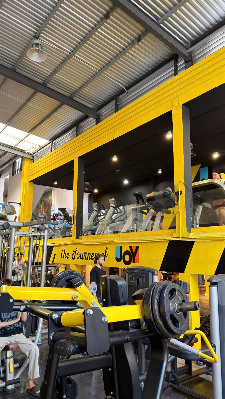 Khu máy chạy bộ trên tầng lửng tại Joy Fitness