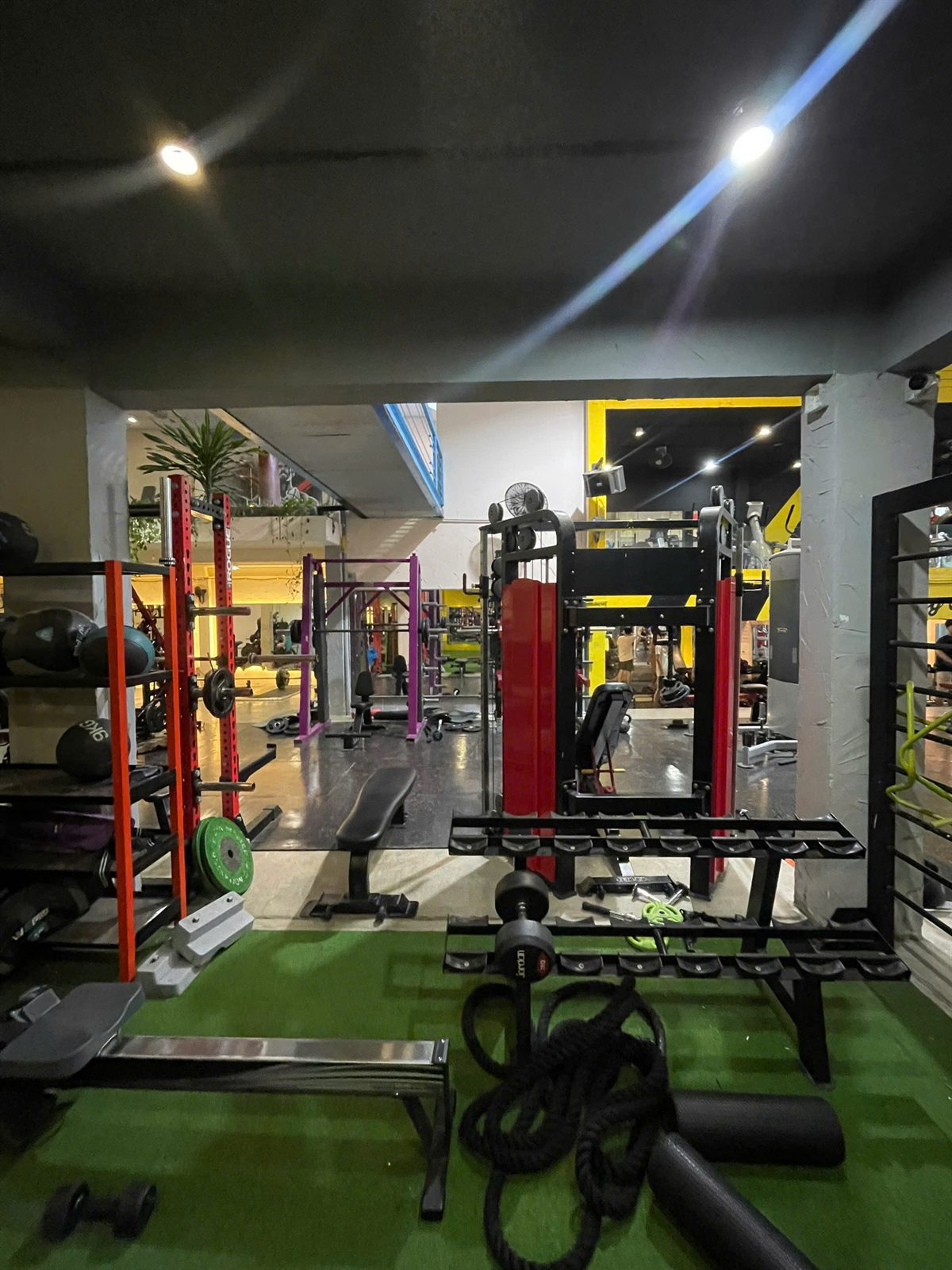 Khu rack và ghế bench tại Joy Fitness